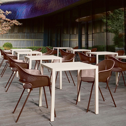 Terraza corporativa con muchas sillas Kate