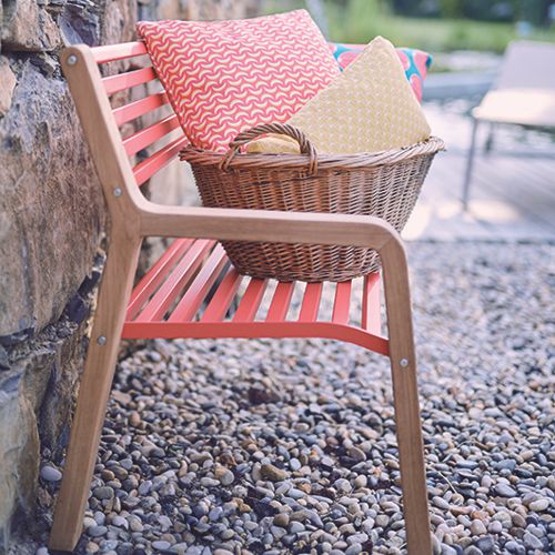 Perfil de la banca Somerset que mezcla madera teca con aluminio