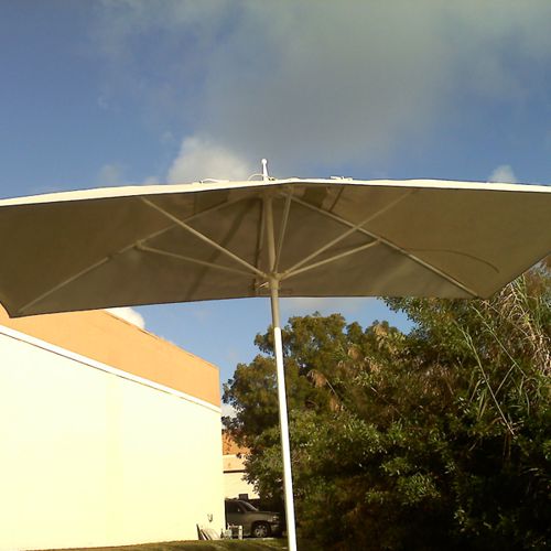 Sombrilla Manasota rectangular en el jardin